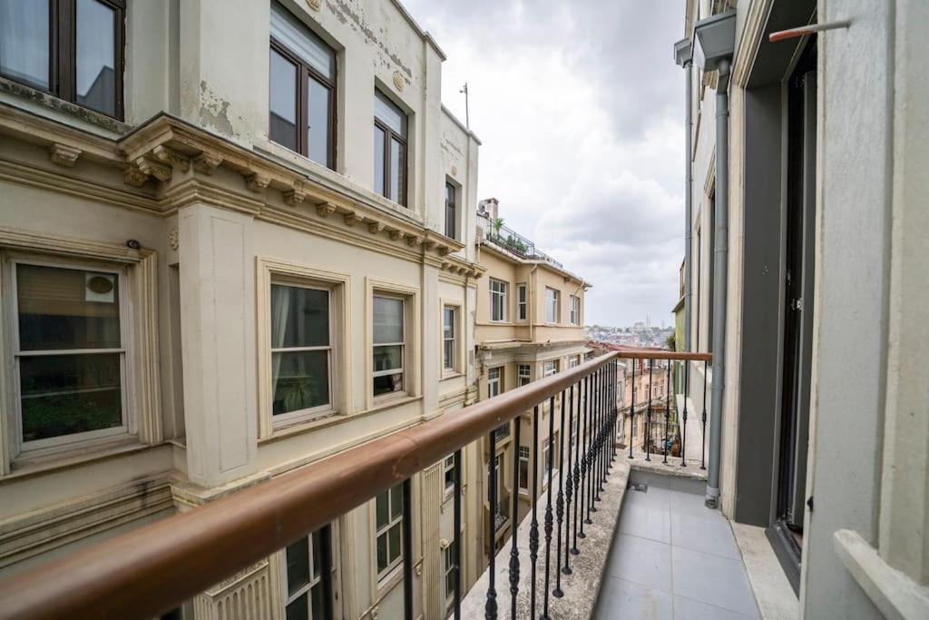 Historic 2 Bedroom Galata Apt-Heart Of Istanbul Exterior photo